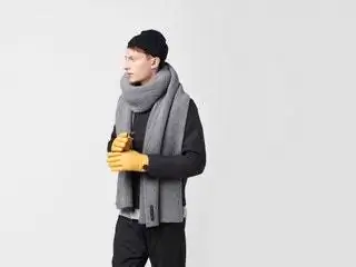 Это изображение может содержать одежду, одежду, человека, рукава и длинные рукава.