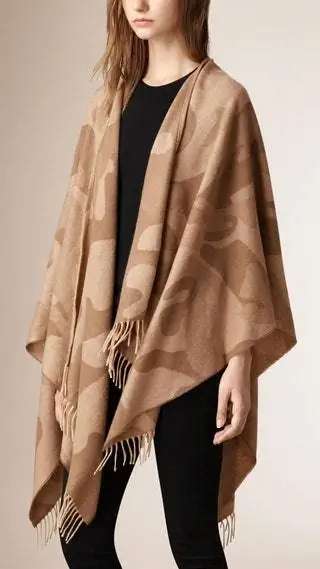 На изображении может находиться одежда Одежда модный плащ пончо накидка человек и человек