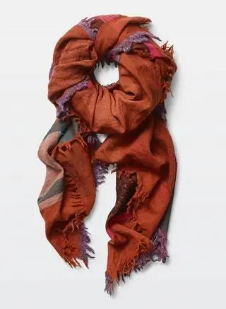 На изображении может находиться одежда, одежда, шарф и палантин