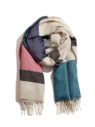 Это изображение может содержать одежду, шарф и палантин.