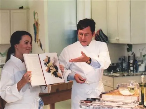 На изображении может находиться человек, дерево, фанера и повар