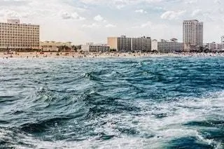 На изображении может находиться на улице Природа Океан Вода Море Морские волны Жилье Кондо Здания Город Город Городской и многоэтажный