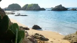 На изображении может находиться мыс Береговая линия Вода Океан На открытом воздухе Природа Море Растения Побережье и скалы