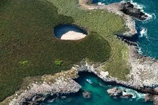 Скрытый пляж Острова Мариета Мексика