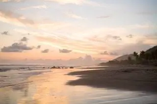 На изображении может находиться природа на улице Береговая линия Вода Океан Море Пляж Побережье Небо Сумерки Закат Рассвет и красное небо