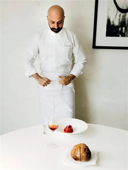 На изображении может находиться человек и повар