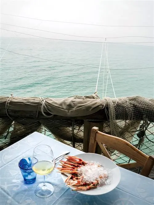 На изображении может находиться мебель стул вода обеденный стол и стол