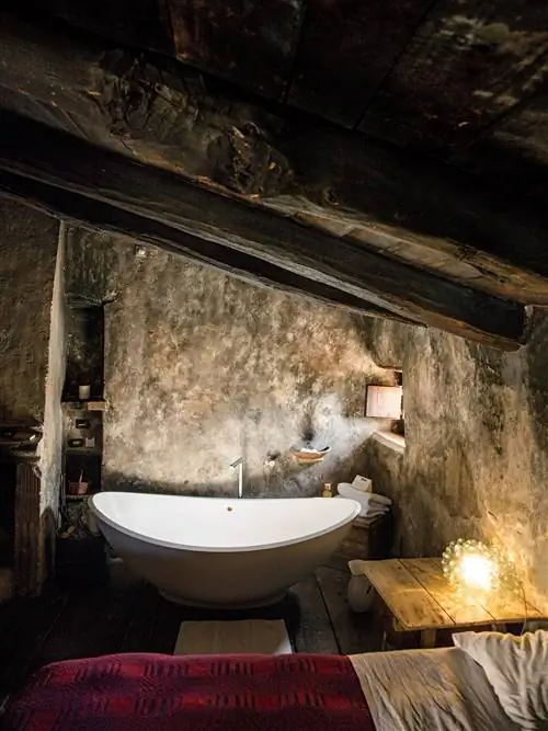 На изображении может находиться чердак, в котором размещается крытая ванна и ванна на чердаке