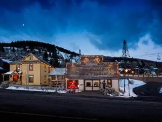 На изображении может находиться дорога гудронированное шоссе асфальт перекресток городские здания природа на улице город город и центр города