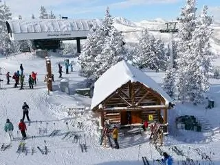 На изображении может находиться человек жильё здание природа на улице дом снег спорт спорт и лыжная трасса