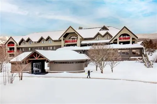 На изображении может находиться человек жильё здание на улице природа дом погода и дача