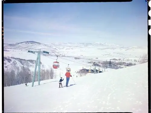 На изображении может находиться природа на улице человек снег спорт спорт лыжи трасса склон и гора