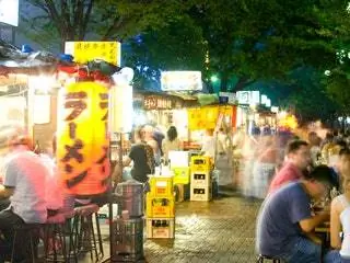 На изображении может находиться человек, киоск, одежда и одежда для пешеходов.