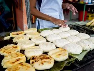 На изображении может находиться человек еда хлеб пекарня и магазин