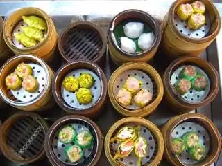 На изображении может находиться кондитерские изделия, еда, сладости, глазурь, крем, десерт, торт, крем и растение.