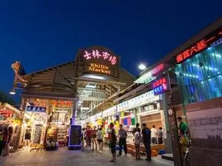 На изображении может находиться человек рынок магазин пешеход и базар