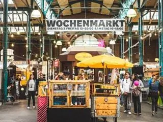 На изображении может находиться ресторан Human Person Kiosk и Эдриенн Рич.