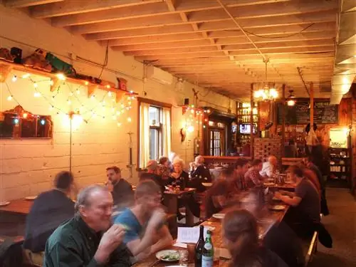 На изображении может находиться человек Ресторан Еда Фуд-корт Кафетерий и кафе