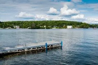 Живописная природа на Лонг-Лейк с пирсом в Неаполе, штат Мэн, США. Водный причал и пирс