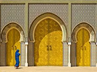 На изображении может находиться человек архитектура здание ворота дверь одежда одежда арка и арка