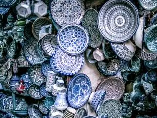 На изображении может находиться фарфор Art Pottery и наручные часы