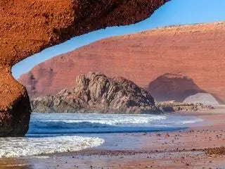 На изображении может находиться природа на улице океан море вода береговая линия пещера побережье бухта мыс и меса