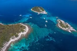 На изображении может находиться на улице Природа Земля Океан Вода Море Береговая линия Пляж Побережье Транспорт Транспорт и лодка