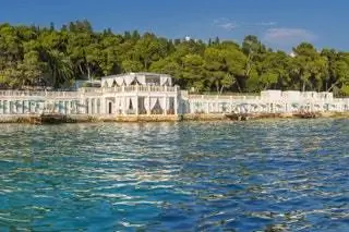 На изображении может находиться вода природа на улице архитектура здания земля набережная и жилье