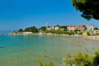 На изображении может находиться пейзаж на улице природа пейзаж вода озеро человек лагуна панорама животное и птица