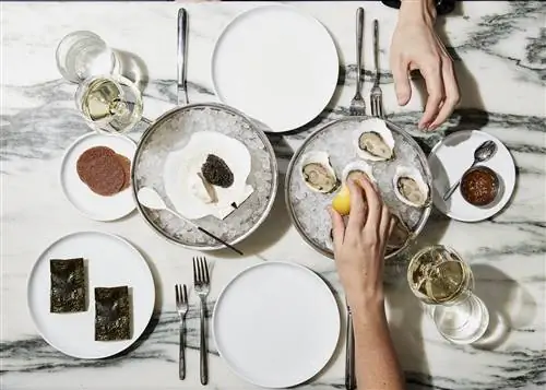 На изображении может находиться столовые приборы, вилка, блюдце, керамика, человек, мебель, стол, фарфор и предметы искусства.