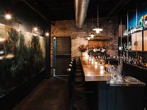 На изображении может находиться Мебель Стул Паб Барная стойка Бутылка Напиток Вино Алкоголь и напитки