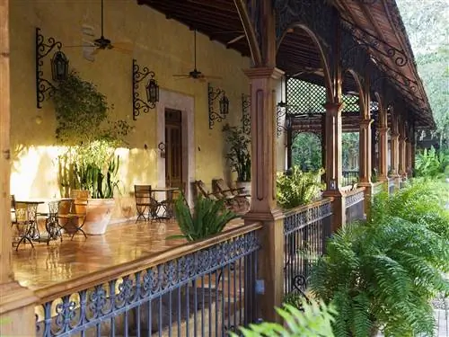 Это изображение может содержать перила перил деревянного дома жилого дома виллы и лиственных пород