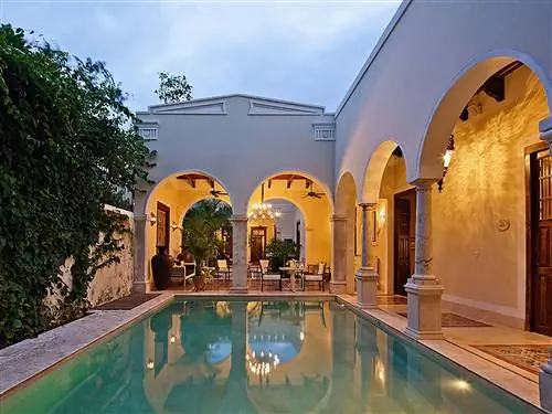 На изображении может находиться здание курортный отель жилье вилла дом человек и человек