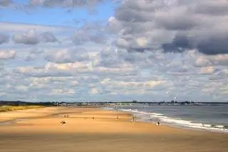 На изображении может находиться Природа На улице Погода Береговая линия Вода Небо Океан Море Кучевые облака Пляж Побережье и человек