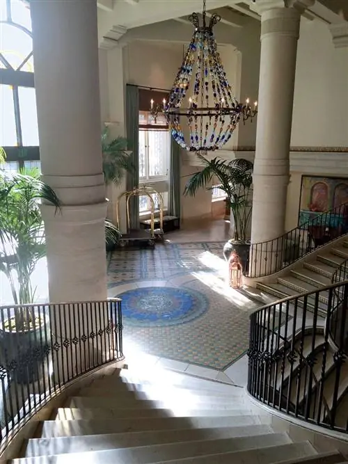 Это изображение может содержать перила, перила, пол, перила, дизайн интерьера в помещении и лестница.