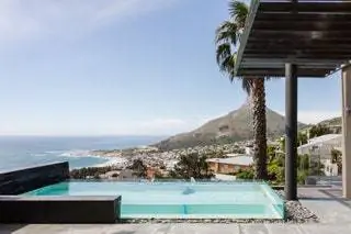 На изображении может находиться здание отеля Resort and Summer