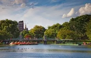 На изображении может находиться человек городской городской город здание город мегаполис вода на открытом воздухе транспорт и транспорт