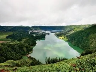 Это изображение может содержать Природа На открытом воздухе Пейзаж Пейзаж Вода и Горы
