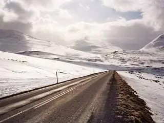 Это изображение может содержать шоссе, шоссе, шоссе, асфальт и асфальт.
