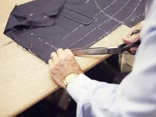 Изображение может содержать одежду и одежду человека