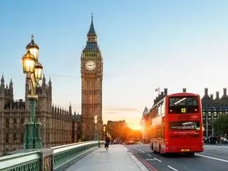 На изображении может находиться архитектура башня здание человек транспорт автобус и башня с часами