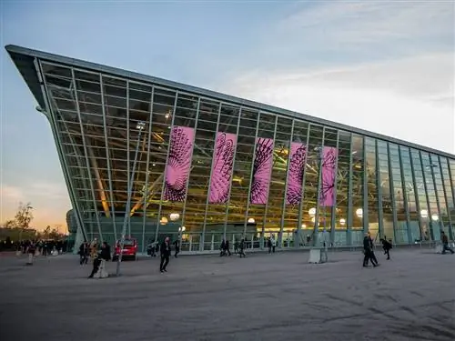 На изображении может находиться центр города Городское городское здание Городская архитектура Человек Конференц-центр и офисное здание