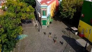 На изображении может находиться дорожка, дорожка, тротуар, тротуар, тротуар, плитняк, городской транспорт, транспорт, поезд, город и город