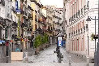 На изображении может находиться дорожка, дорожка, тротуар, тротуар, тротуар, пешеход, город, город, городская застройка, метрополия и флагстоун.