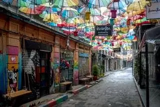 Изображение может содержать тротуарную плитку и тротуарную плитку.