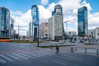 На изображении может находиться пересечение дорог, человек, город, город, город, город, застройка, центр города, асфальт и асфальт.