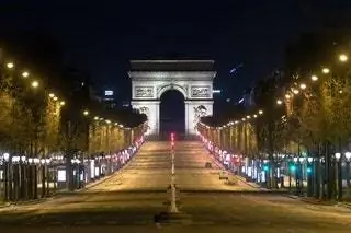 Изображение может содержать Tarmac Asph alt Architecture Building Road Urban Arched Arched