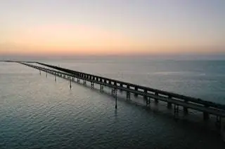 На изображении может находиться вода, здание на набережной, мост, док, порт и пирс.