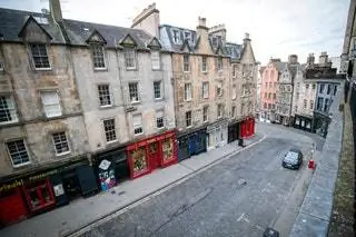 На изображении может находиться асфальтированная дорога, асфальтированная дорога, перекресток, транспорт, автомобиль, пешеходная дорожка и тротуар.