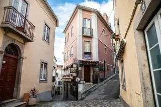 На изображении может находиться дорожка, дорожка, тротуар, тротуар, домашний декор, город, город, город, улица, дорога, здание и булыжник.